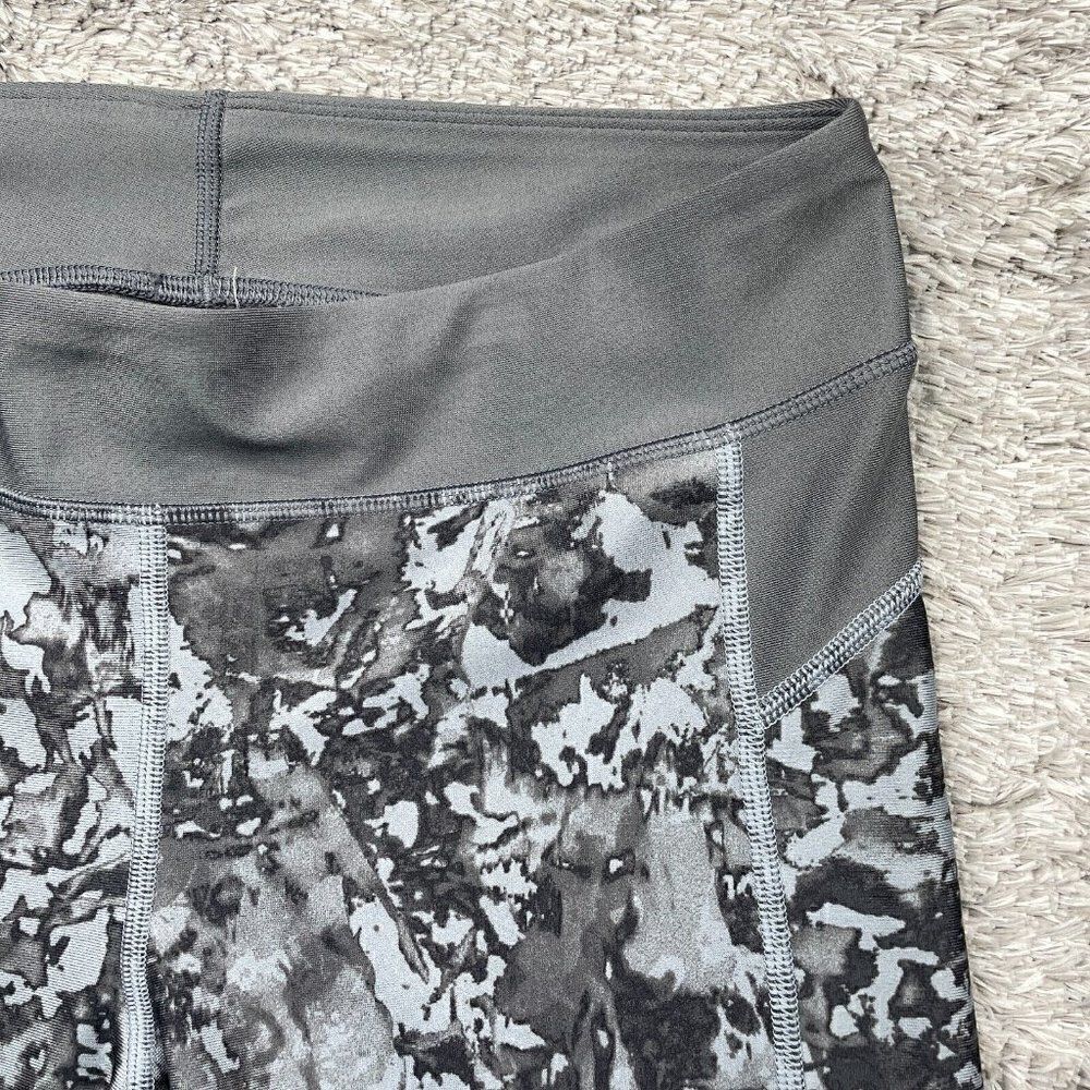 Under Armour Compression Capri Legging Gray Print - Picture 4 of 7